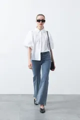 Jean elastizado de fit oxford color azul, con aplicaciones sutiles de strass distribuidas en el delantero y en la botamanga.