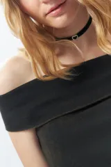 Top strapless negro con efecto desteñido.