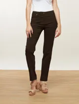 Pantalón blanco de corte slim, con pretina con pasadores, botón y cierre. Tiene tres bolsillos delanteros y dos bolsillos ojal en la parte trasera.