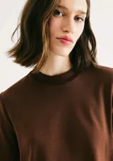 Camiseta básica de manga corta con cuello redondo acanalado, confeccionada en tejido de algodón de corte holgado.