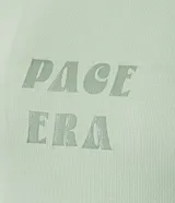 Remera deportiva color verde con cuello redondo y mangas cortas. Estampa con la leyenda "PACE ERA" en el frente.