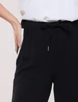 Pantalón pull on de calce fluido y relajado, color azul marino, de cintura alta elastizada con cordón ajustable, bolsillos diagonales y pierna de corte ancho.
