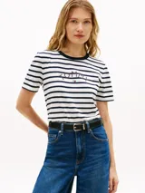 Remera de corte regular con diseño de rayas horizontales azul marino sobre fondo blanco, de manga corta y cuello redondo. Cuenta con el logo gráfico de Tommy Hilfiger bordado en el pecho.