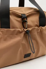 Bolso de nylon en color verde militar, con diseño deportivo, asas de mano resistentes, cierre superior y bolsillos laterales con frunce ajustable mediante cordón elástico.