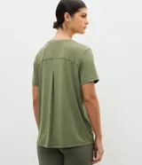 Remera deportiva de manga corta y cuello redondo, confeccionada en poliamida con elastano. Presenta un diseño liso con detalle de recorte en la espalda, ideal para actividades físicas por su tejido ligero, suave y de secado rápido.