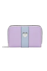 Billetera rectangular con cierre perimetral, color lila, con una tira central celeste que lleva un dije metálico en forma de corazón plateado.