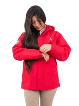 Campera gris impermeable con capucha, forro polar, cierre reforzado y bolsillos con cierre.