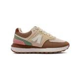 Championes urbanos American Sport modelo Mila 2.0, con capellada beige combinada con detalles en marrón, verde y rosa. Presentan una "A" en el lateral y suela marrón con base blanca.