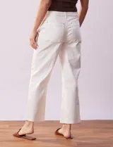 Pantalón jean wide leg color blanco, marca Zac & Rachel. Tiro alto, pretina con pasadores, botón y cierre. Bolsillos en delantera y trasera.
