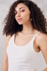 Musculosa blanca de algodón con breteles finos y corte ajustado.