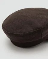 Gorro tipo boina marinera color marrón, con visera corta y estructura rígida de paño.