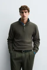 Jersey de punto de corte regular, con cuello perkins y cierre frontal parcial con botonadura. Presenta manga larga y acabados en rib en puños y bajo.