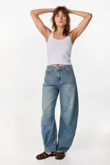 Jean de corte wide leg, tiro alto y lavado azul medio, con diseño relajado y moderno.