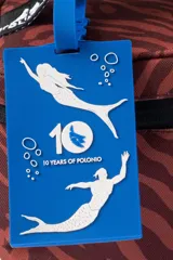 Cooler pequeña con estampado animal print en tonos chocolate. Tiene manija jacquard con el monograma Polonio, cierre invisible y el interior sellado.