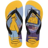 Ojotas Havaianas con diseño estampado de Homero Simpson frente al espejo. Presentan tiras negras con el logo de la marca en relieve y base de goma con combinación de colores amarillo, azul y violeta.