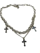 Collar de doble cadena de acero quirúrgico con dijes de cruces colgantes.