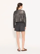 Short de jean negro con reverso de trama blanca, tiro medio, calce clásico y botamanga desflecada.