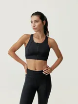Top deportivo negro de sujeción alta, con cierre frontal con cremallera y tejido Shape_Tech con tecnología Performance.