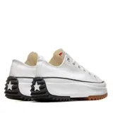 Championes Converse modelo Run Star Hike Ox, de corte bajo y diseño de plataforma dentada. Presentan una capellada de lona blanca, con suela de goma bicolor que combina negro en el talón y marrón en la puntera.
