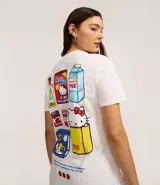 Remera blanca de algodón con cuello redondo y mangas cortas. Estampado en la espalda con dibujos de Hello Kitty y productos de supermercado.