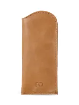 Estuche para lentes de cuero color tostado, con diseño minimalista y logo de la marca grabado en la parte inferior.