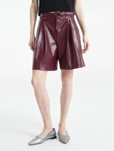 Bermuda gris de cuero sintético con pinzas, bolsillos laterales y cinturón con hebilla metálica.