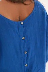 Blusa azul francia de lino con escote redondo y mangas 3/4.