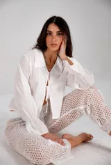 Pantalón de crochet blanco con cintura elastizada y cordón ajustable.