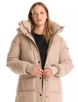 Campera puffer larga de abrigo marca BCBG Maxazria, color beige. Cuenta con capucha desmontable, cuello alto envolvente, cierre frontal bidireccional con solapa de botones a presión, bolsillos laterales, puños internos elastizados y tajos laterales con cierre en el bajo.