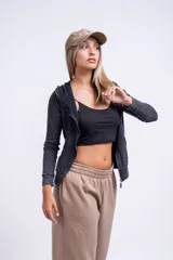 Campera de felpa con frisa y lycra color bordó, con capucha, cierre metálico y bolsillos frontales.