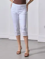Pantalón capri blanco de gabardina elastizada, marca Ruby Rd. Tiene pretina ancha elastizada, bolsillos simulados en la parte delantera y detalle de puntilla en el ruedo.