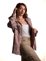 Camisa de viyela a cuadros, de manga larga, con cuello camisero y cierre frontal con botones.