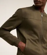 Chaqueta bomber masculina de color verde militar, confeccionada en poliéster con un toque de elastano, diseño liso, cuello mao y cierre frontal de cremallera.