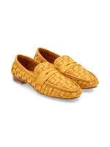 Mocasines de cuero napa color mostaza, con diseño entrelazado, corte clásico y detalle de antifaz en el empeine.