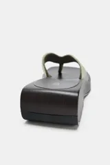 Sandalia de cuña color verde militar con tiras de efecto terciopelo y posición para el dedo. Tiene suela de plataforma y acabado en punta cuadrada.