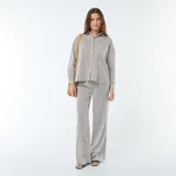 Pantalón wide leg de mezcla de lino color beige con rayas verticales finas en marrón.