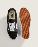 Championes Vans modelo Old Skool de silueta baja, confeccionados en gamuza y lona resistente. Presentan la icónica franja lateral Sidestripe en color blanco, cordones al tono y suela de goma vulcanizada con patrón waffle característico de la marca.