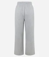 Pantalón de corte recto color marrón, confeccionado en algodón con felpa y cintura ajustable con cordón.