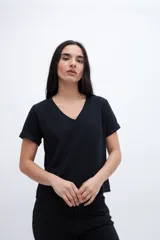 Remera blanca de rib con escote en V y mangas cortas con dobladillo.