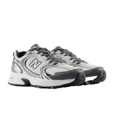 Championes New Balance 530 de estilo retro inspirado en los años 90 y 2000, confeccionados con malla transpirable blanca y detalles en gris y azul marino. Incorporan entresuela con tecnología ABZORB para mayor amortiguación y comodidad.