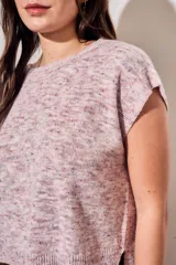 Chaleco de punto con efecto jaspeado en tonos rosa viejo, de corte recto y cuello redondo. Presenta mangas cortas tipo sisa y terminaciones en tejido acanalado.