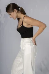 Crop top negro con breteles finos y escote con tiras cruzadas.