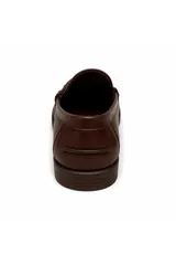 Mocasín de símil cuero negro con silueta clásica, costuras marcadas y tira sobre el empeine.
