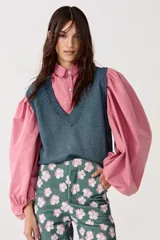 Chaleco tejido color azul con lurex, escote en V y terminaciones de rib.