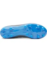 Championes de fútbol Under Armour Shadow Select 3 FG, color gris con detalles en azul brillante. Presentan una parte superior sintética suave con diseño texturizado, logo de la marca en el lateral y suela de TPU con tacos cónicos para tracción en superficies naturales firmes.