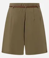 Short femenino Marfinno de modelaje suelto y caída liviana, color verde militar, con cintura con pasadores, pinzas frontales, bolsillos laterales y bajo recto. Incluye un cinturón fino de rafia con hebilla metálica.