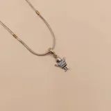 Conjunto de collar con cadena de eslabones plateada con detalles dorados y dije plateado con forma de persona con detalles de circonias.