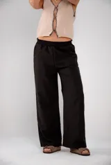 Pantalón negro de tela símil lino, corte recto y cintura elástica.