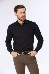 Camisa de vestir negra entallada, de manga larga y cuello clásico.