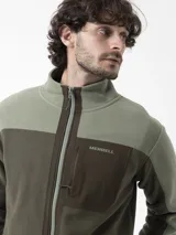 Campera polar Merrell bicolor en tonos verde militar y marrón, con cierre frontal completo, cuello alto y bolsillo en el pecho con cierre.
